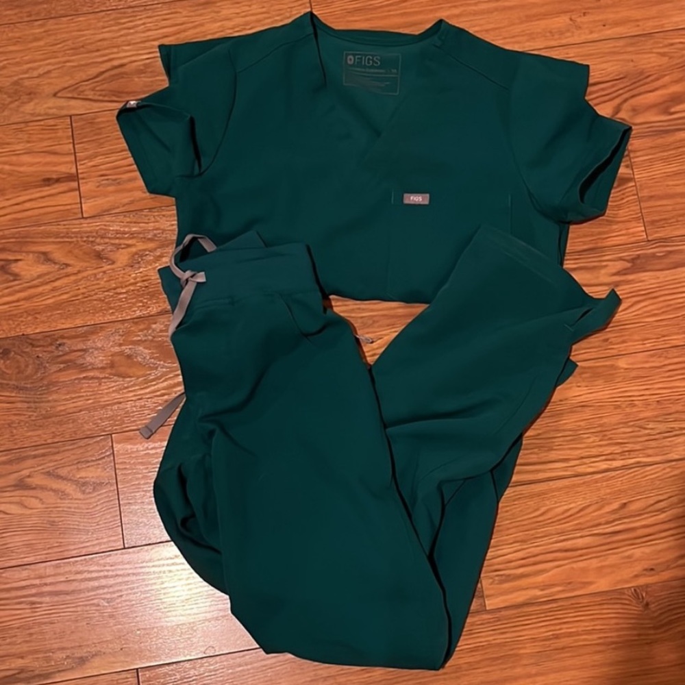 Figs hunter green set
